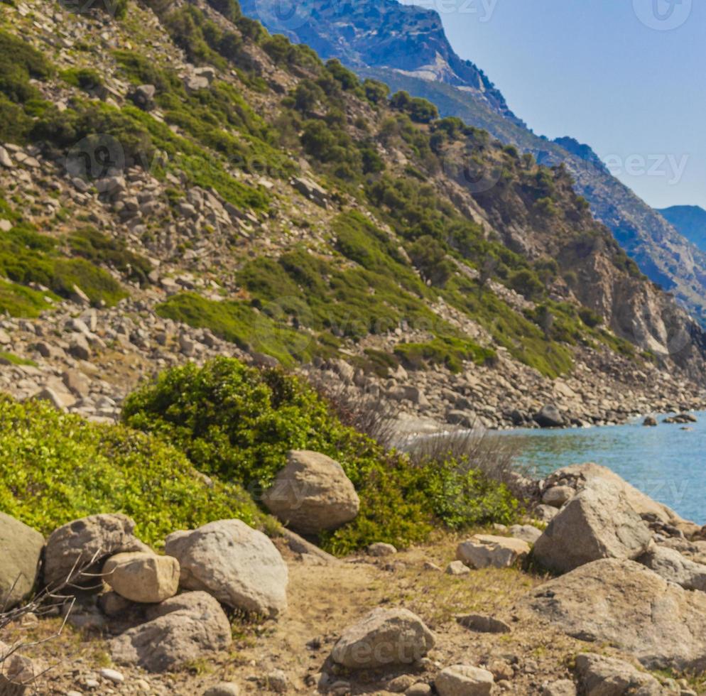 natuurlijke landschappen op kos eiland griekenland bergen kliffen rotsen. foto