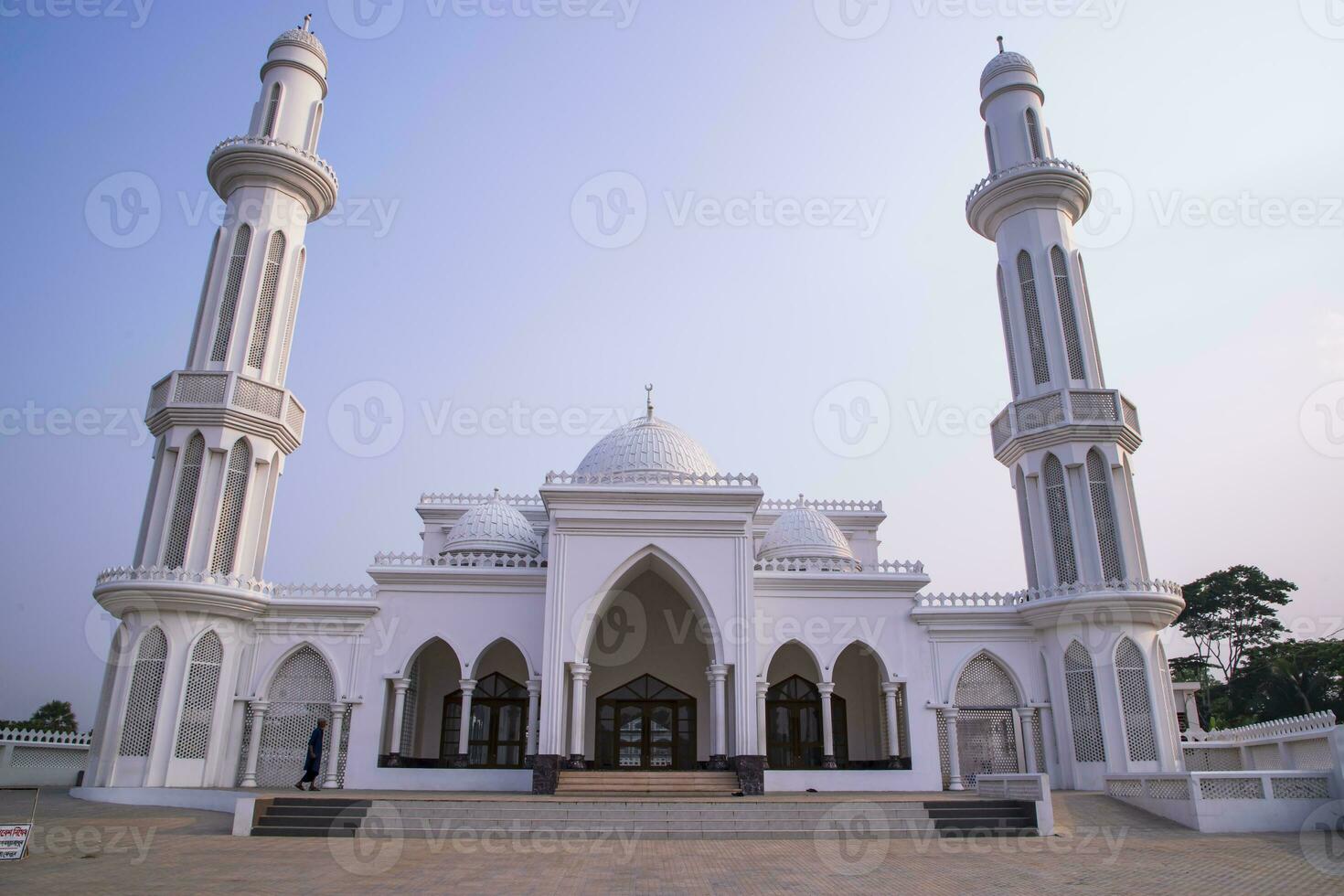 de meest mooi bouwkundig Elias ahmed chowdhury college jame masjid in Bangladesh onder de blauw lucht foto