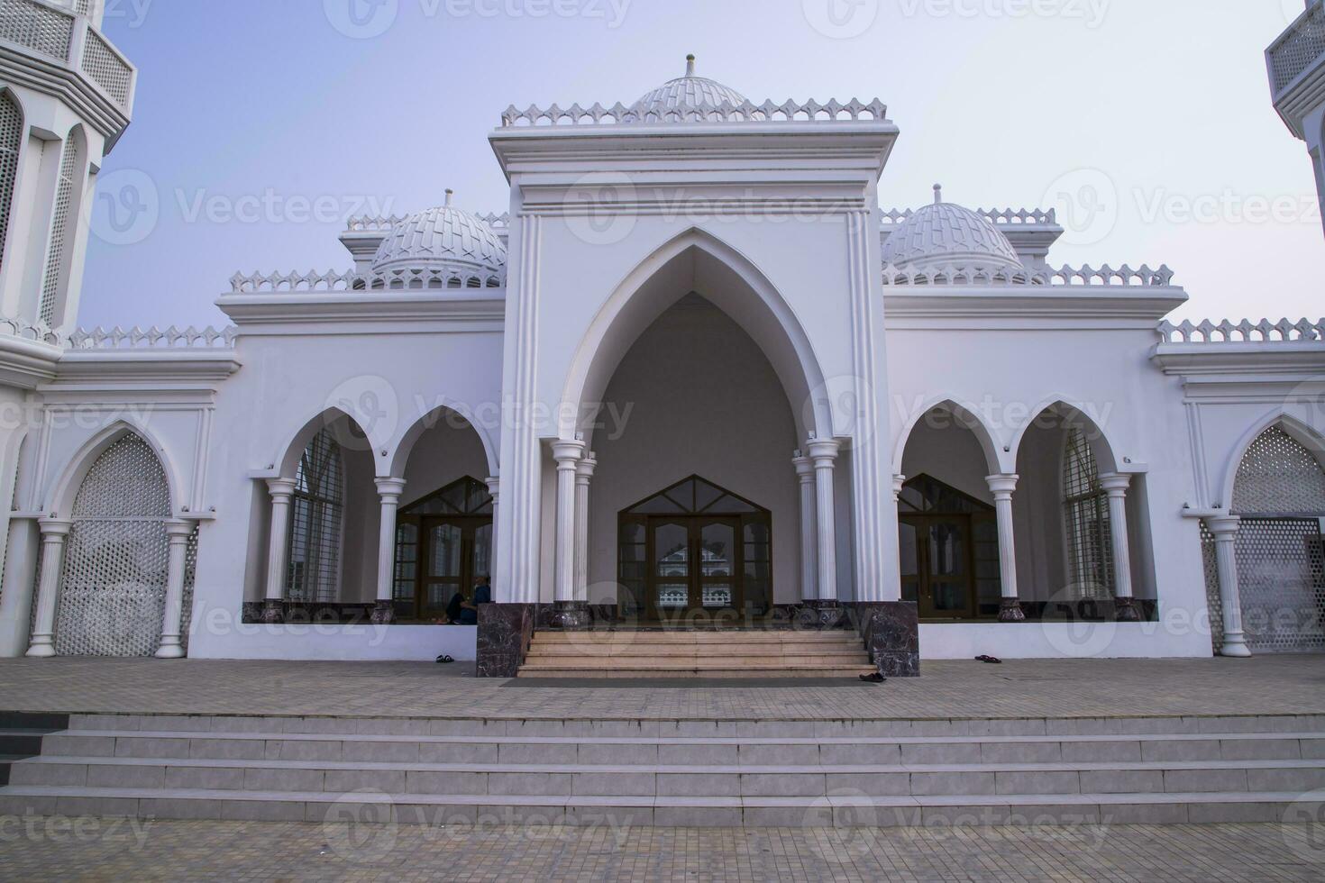 de meest mooi bouwkundig Elias ahmed chowdhury college jame masjid in Bangladesh onder de blauw lucht foto