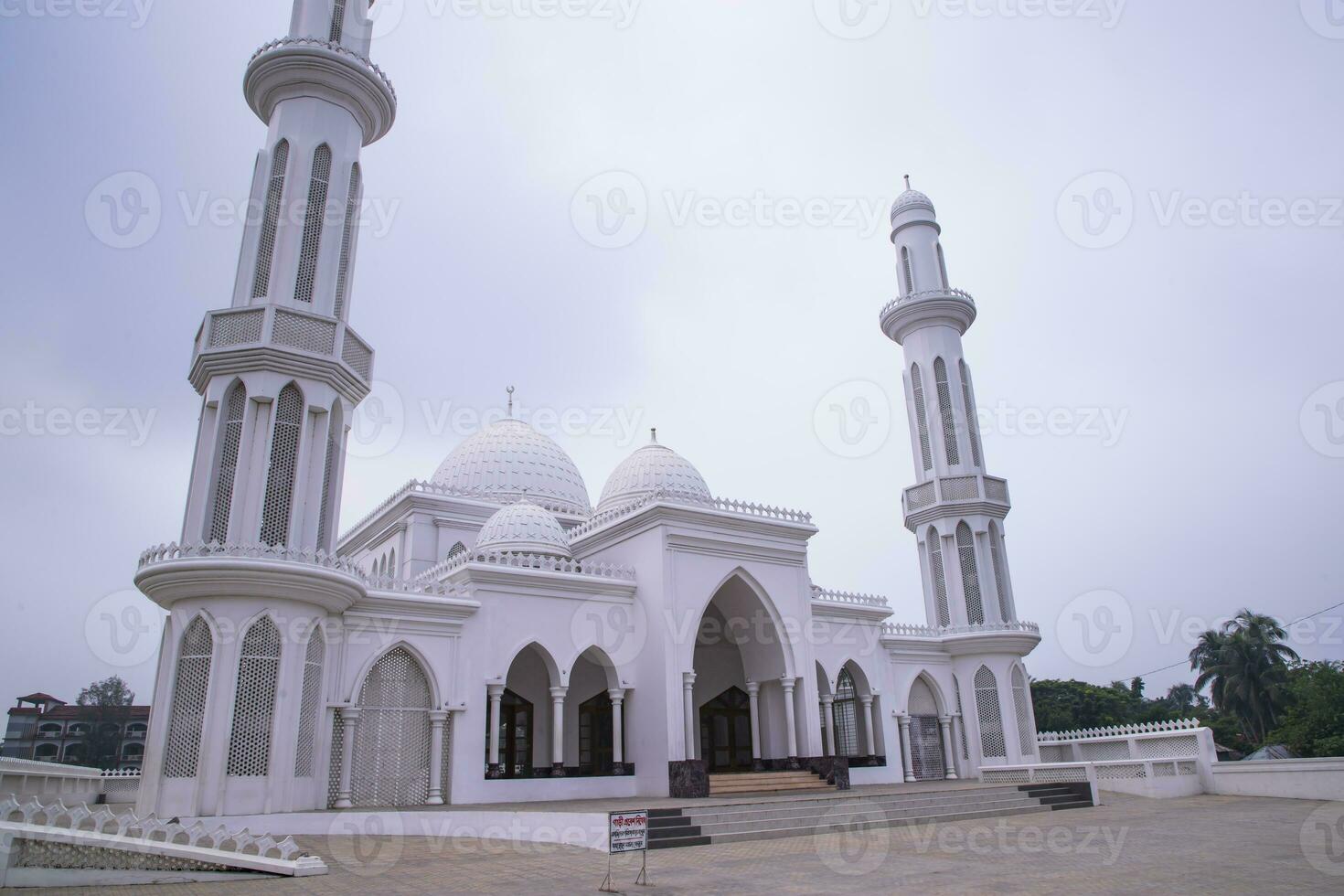 de meest mooi bouwkundig Elias ahmed chowdhury college jame masjid in Bangladesh onder de blauw lucht foto