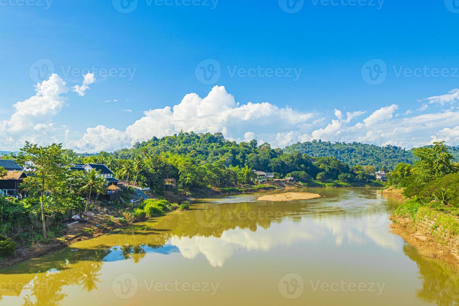 luang prabang stad in laos landschap panorama met mekong rivier. foto