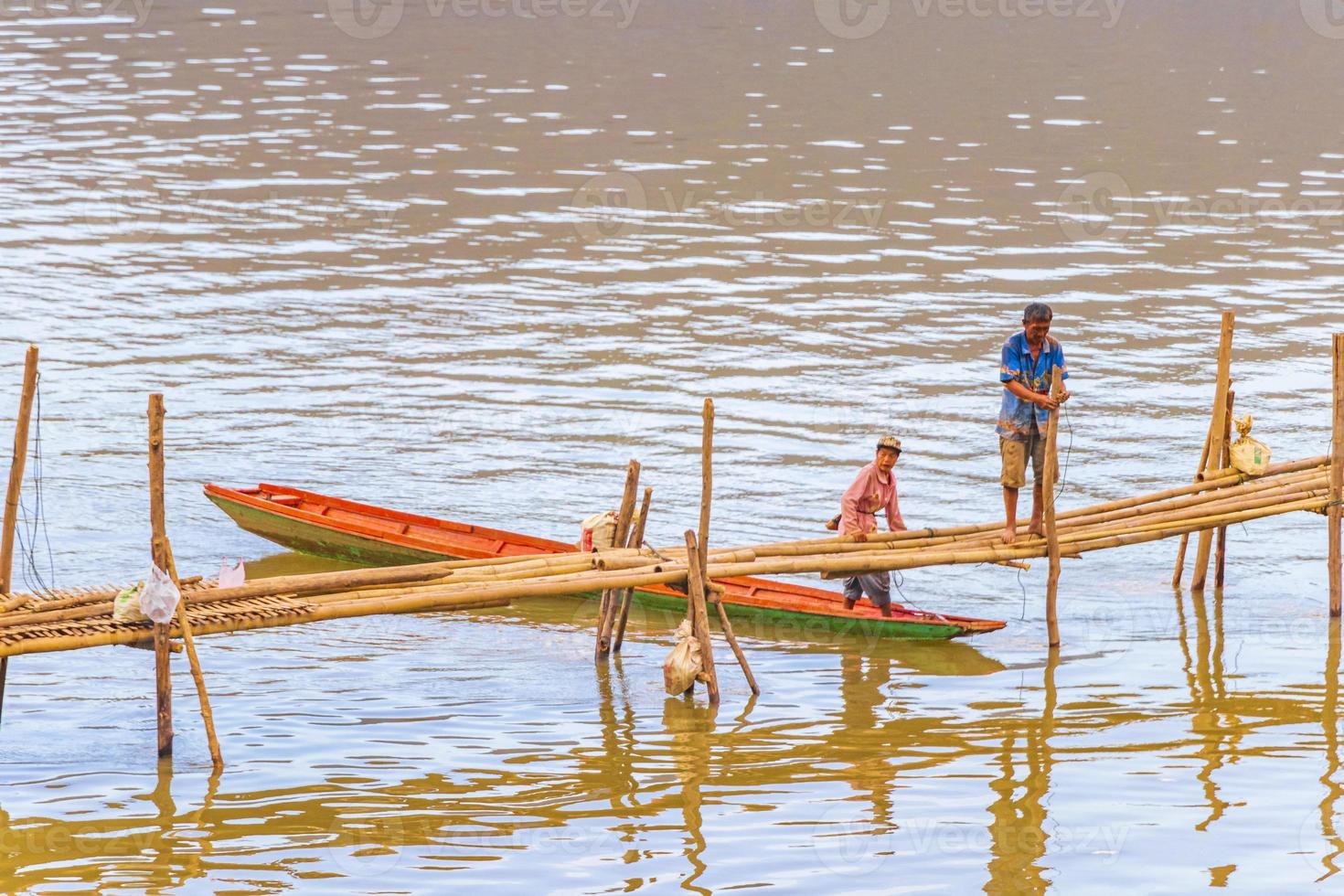 bouw van bamboebrug over mekong rivier luang prabang laos. foto