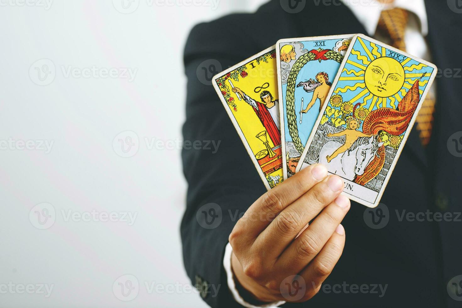 een stapel dek van tarot kaarten zigeuner geïnspireerd Aan een houten achtergrond verspreide en lukraak geregeld. fortuin teller, goochelaar, tovenaar. horoscoop foto