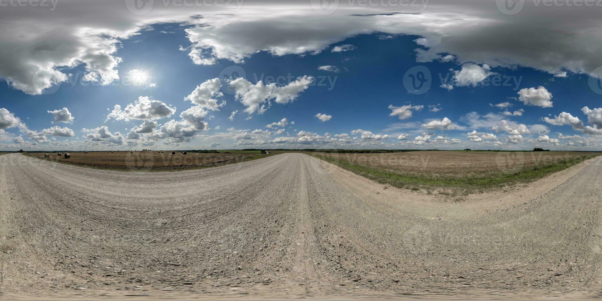 360 hdri panorama Aan wit zand nat grind weg met merken van auto of trekker banden met wolken Aan blauw lucht in equirectangular bolvormig naadloos projectie, hemelkoepel vervanging in dar panorama's foto