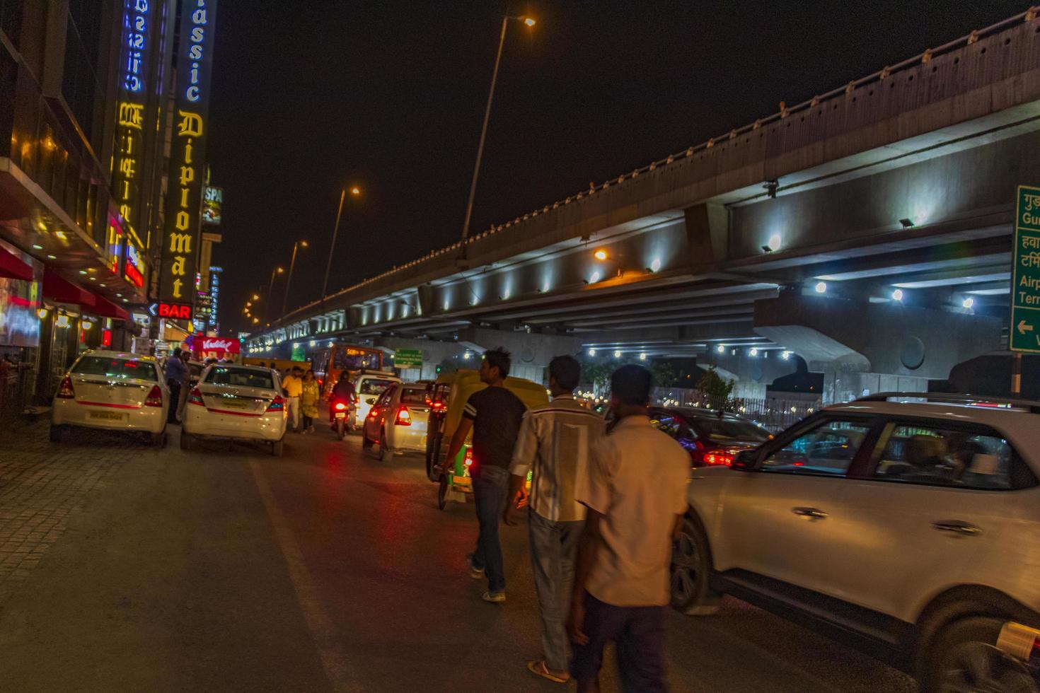 new-delhi delhi india- nachtleven veel verkeer op de weg new-delhi delhi india foto