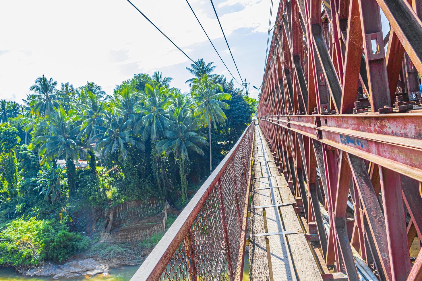 oude franse brug van houten plank luang prabang laos azië. foto