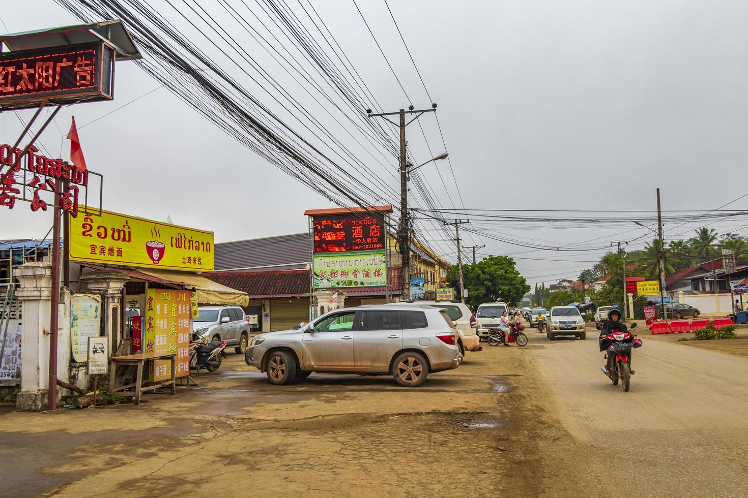 luang prabang, laos 2018- kleurrijke wegen straten stadsgezicht bewolkte dag van luang prabang laos foto