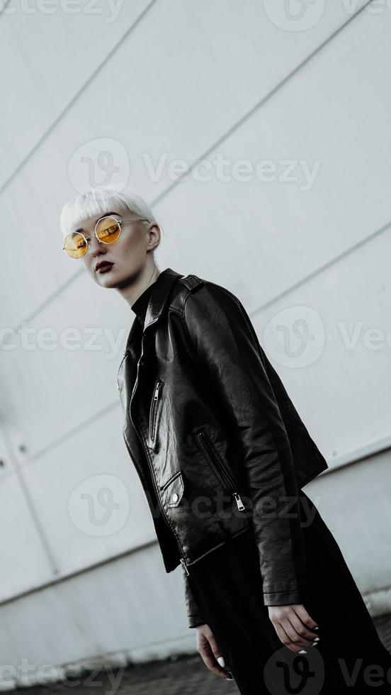 portret van een vrouw met wit haar en een bril. moderne stedelijke stijl foto