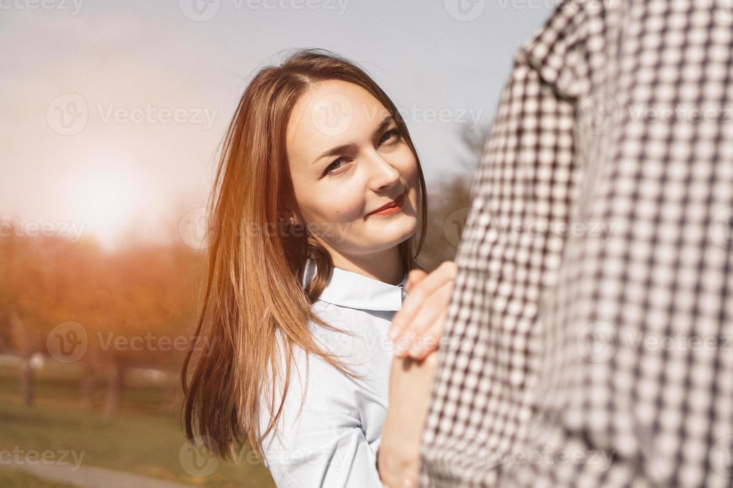 romantisch koppel in herfstpark - liefde, relatie en datingconcept foto