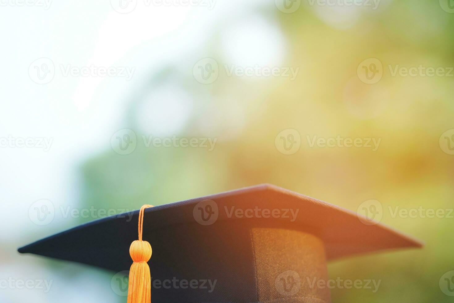 afstuderen, close-up student hoeden in tijdens aanvang succes afgestudeerden van de universiteit, concept onderwijs felicitatie. kopieer ruimtebanner. foto