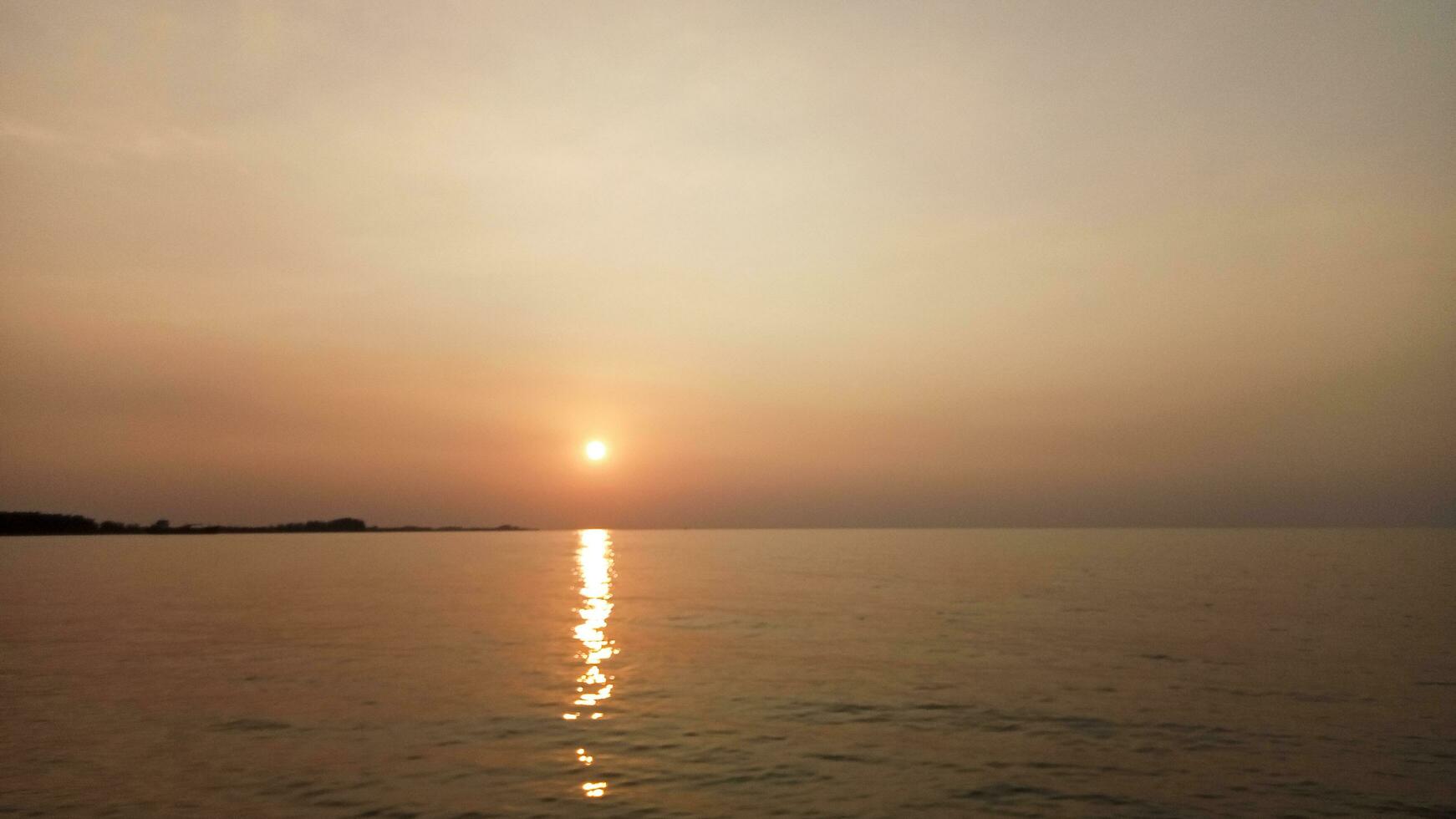 zonsondergang gouden moment, gezien van de kust van centraal Java, Indonesië foto