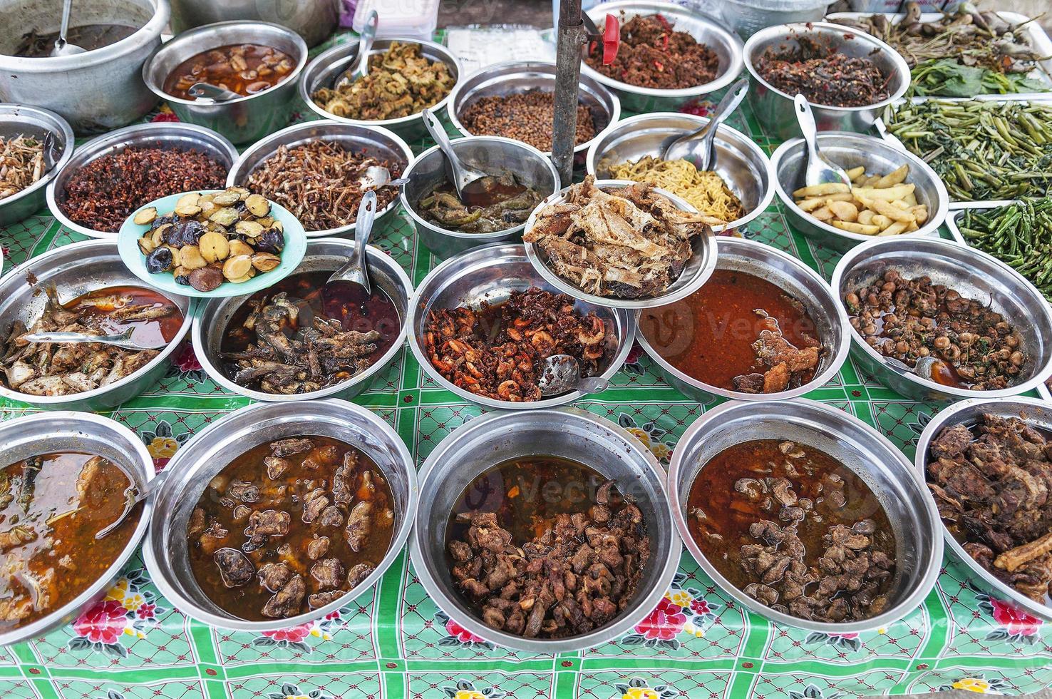 Birmaans currybuffet op de markt van Yangon, Myanmar foto