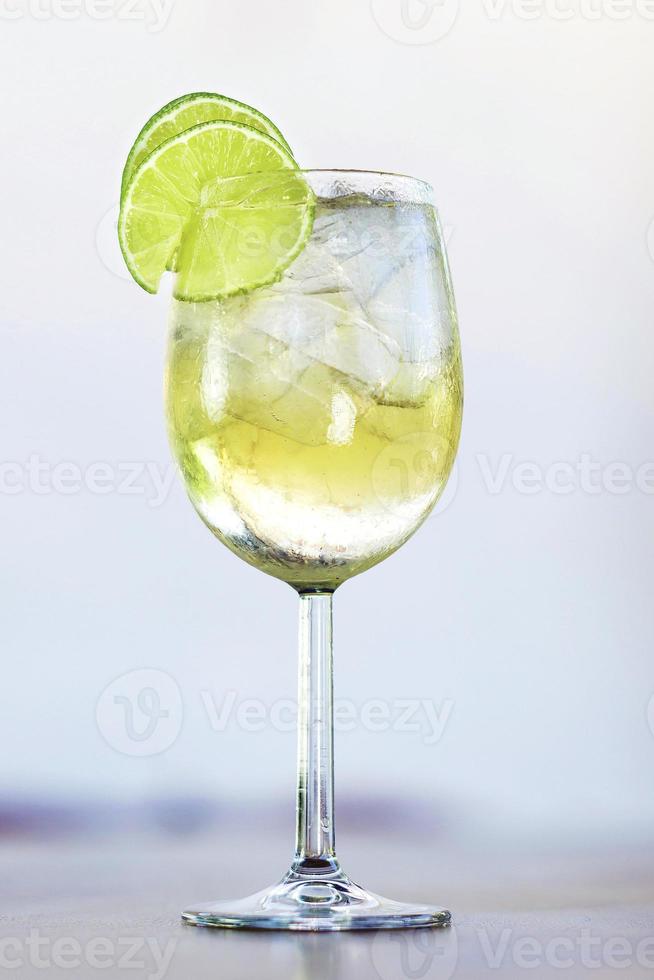 martini bianco vermouth spritzer met limoen foto