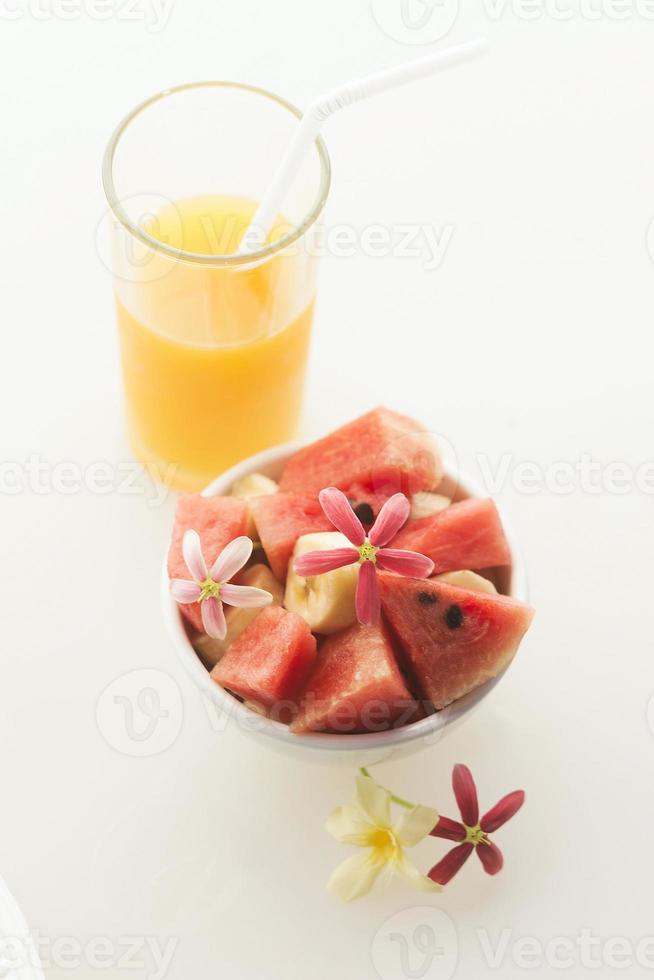 fruitsalade van watermeloen en banaan met sinaasappelsap foto