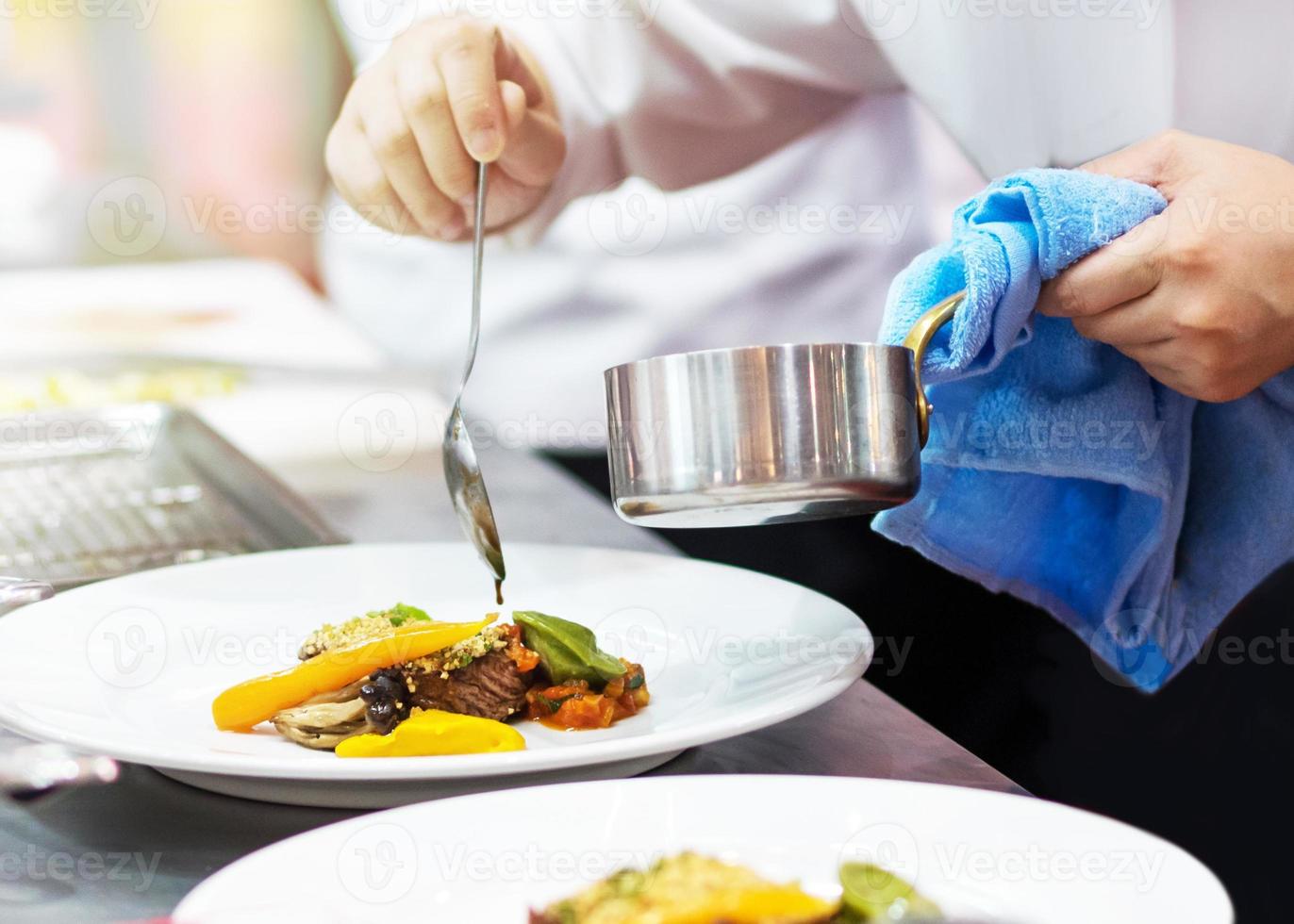 chef-kok die voedsel in de keuken kookt, chef-kok die voedsel bereidt foto