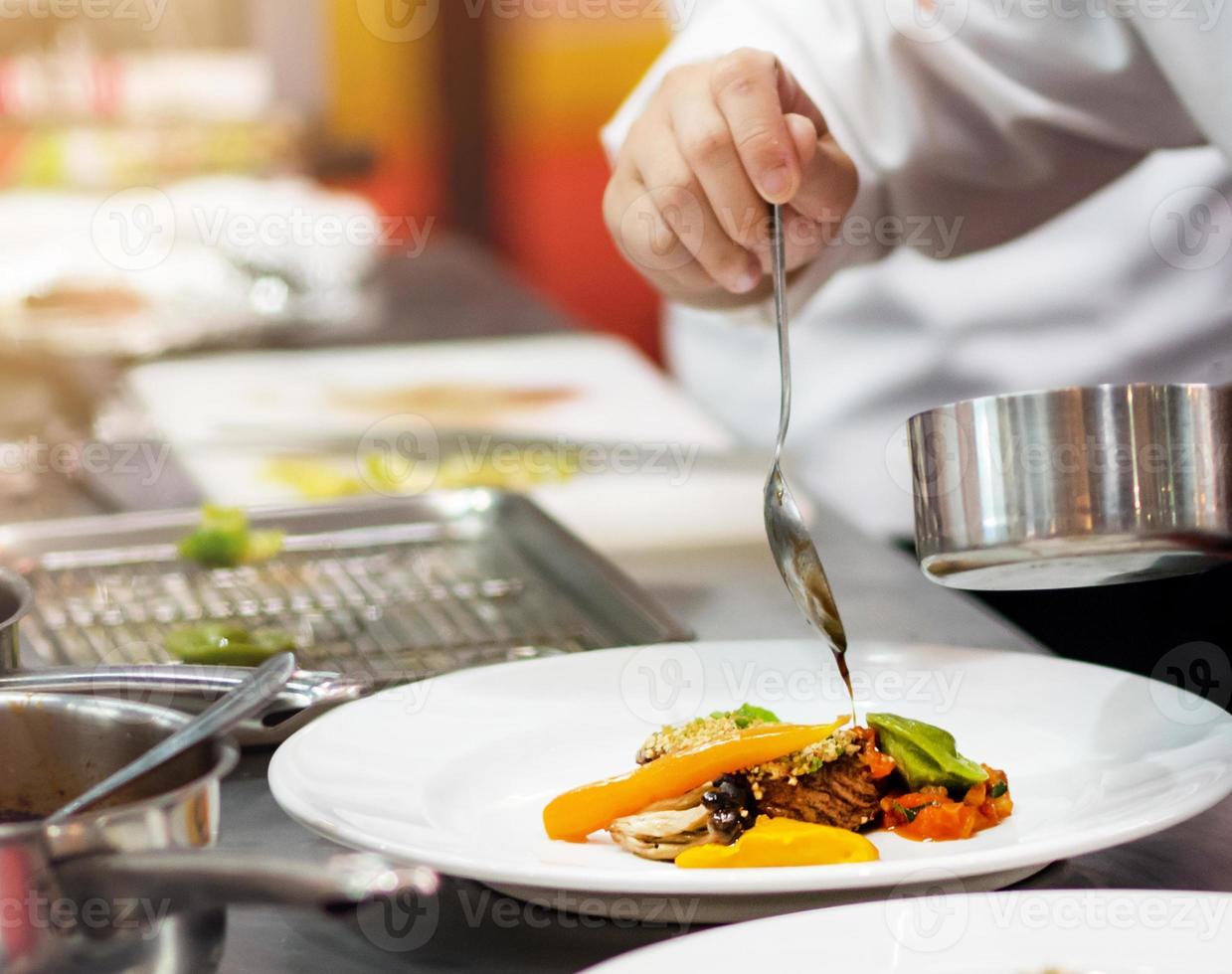 chef-kok die voedsel in de keuken kookt, chef-kok die voedsel bereidt foto