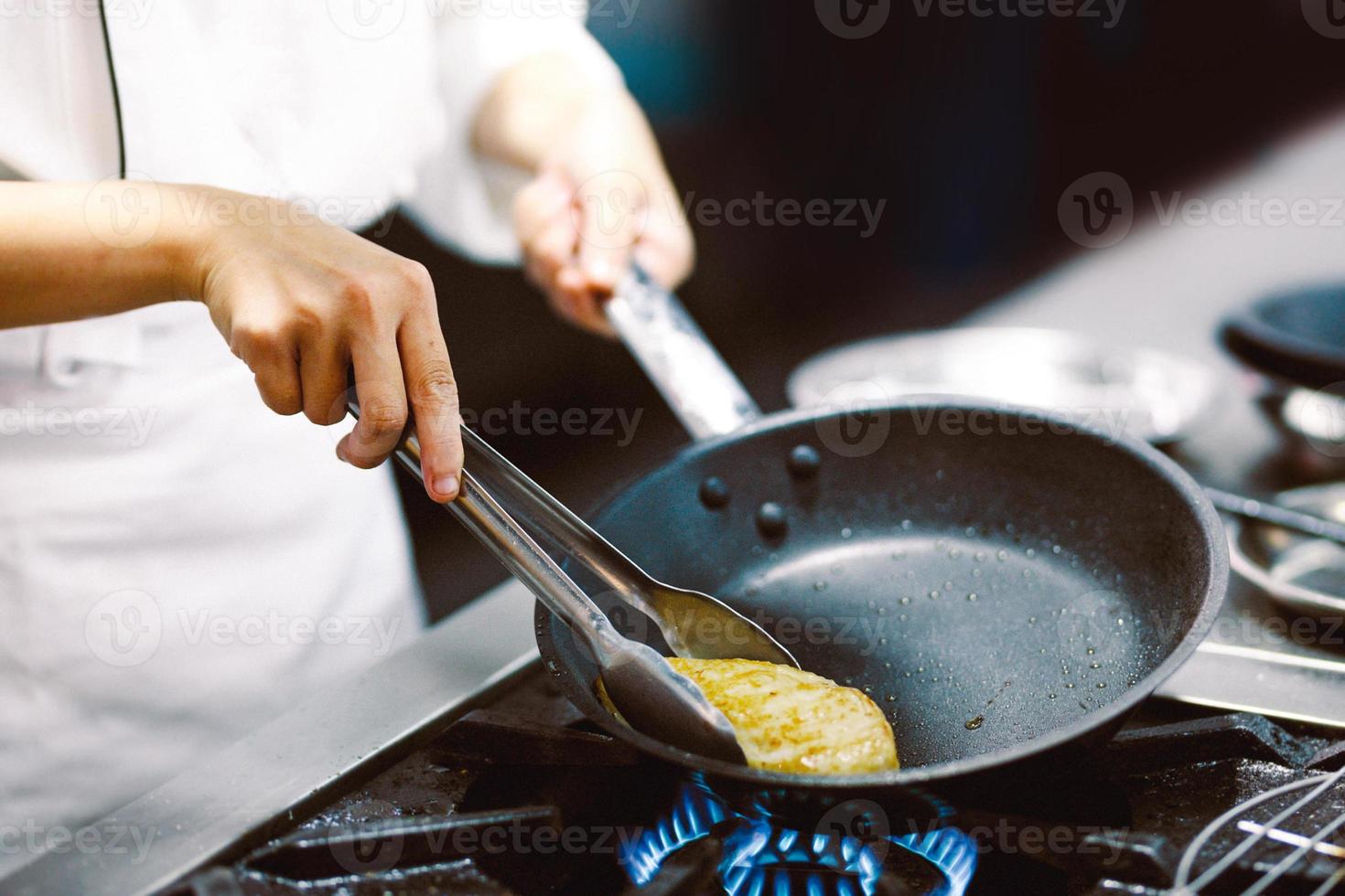 chef-kok koken, chef-kok die voedsel bereidt, chef-kok die schotel in de keuken decoreert foto