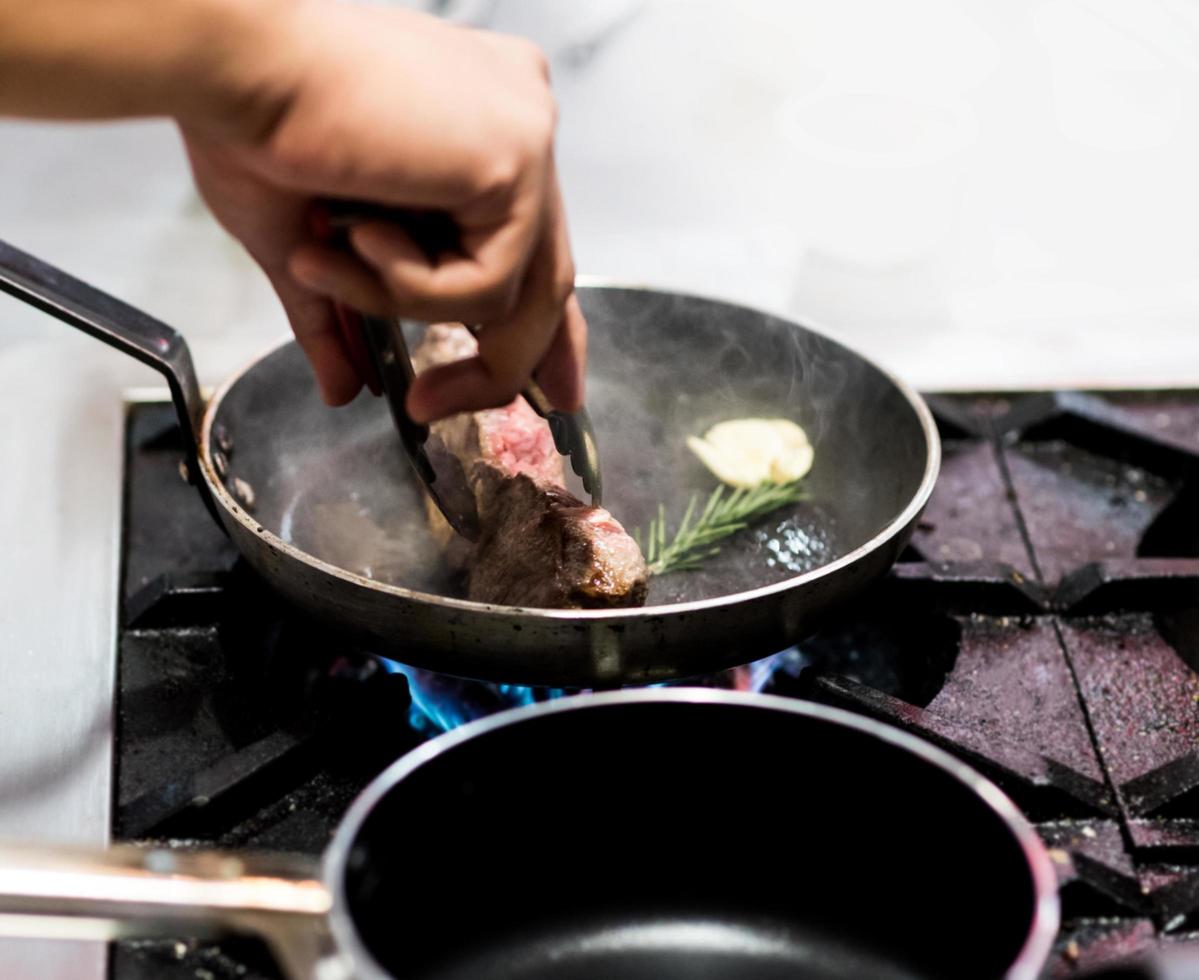 chef-kok die voedsel in de keuken kookt, chef-kok die voedsel bereidt foto