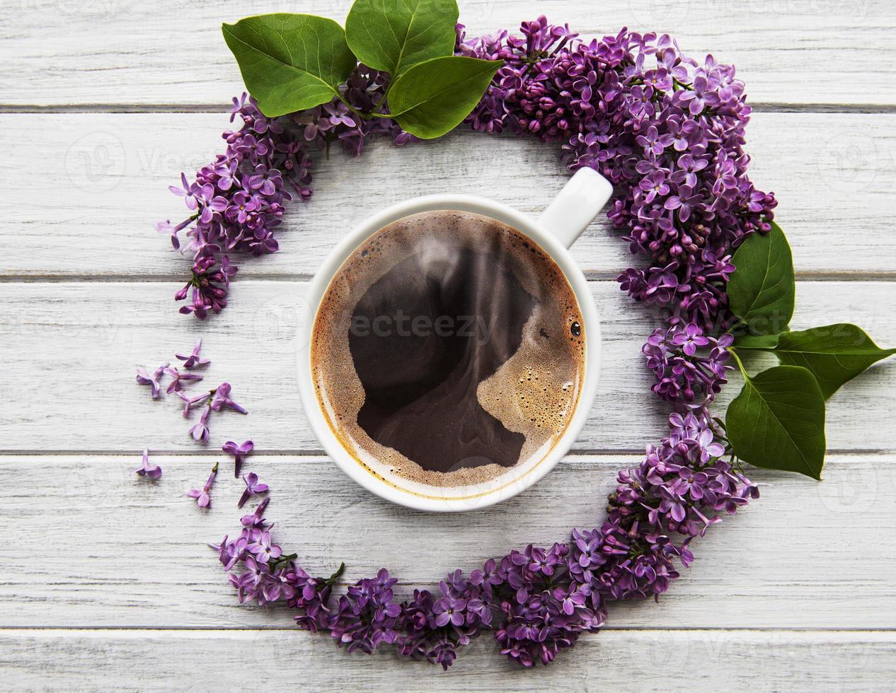 lila bloemen en kopje koffie foto