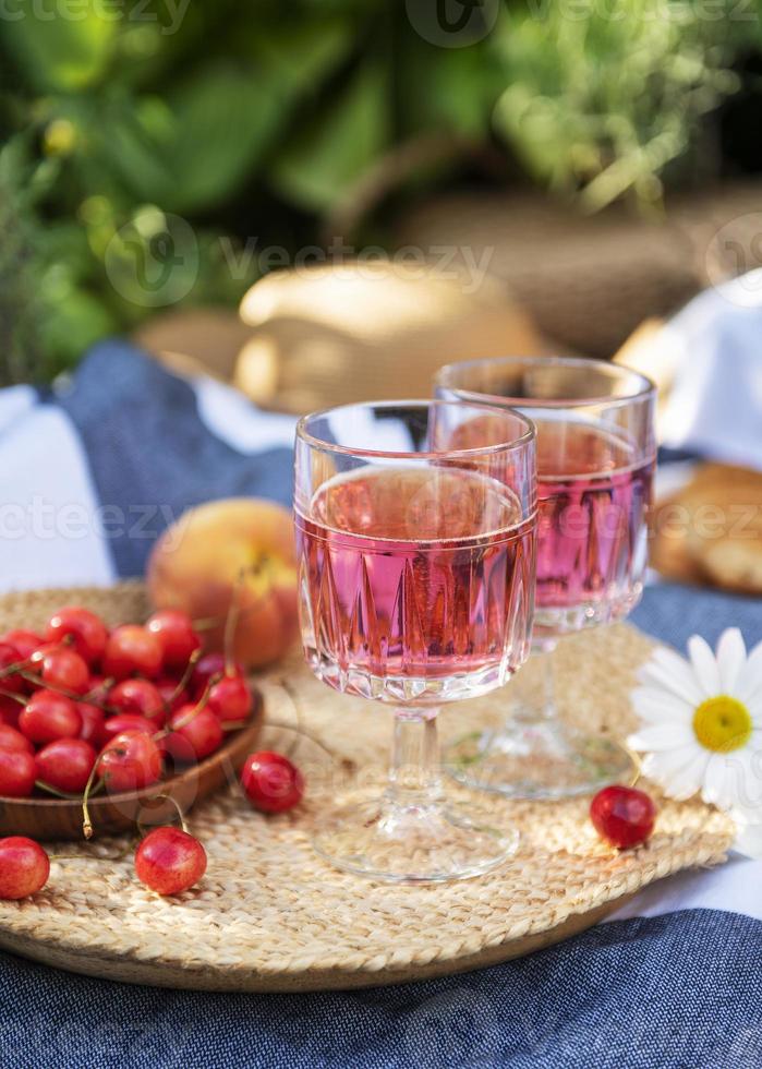 set voor picknick op deken in lavendelveld foto