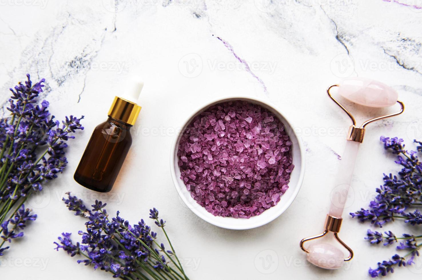 set van natuurlijke biologische spa-cosmetica met lavendel. foto