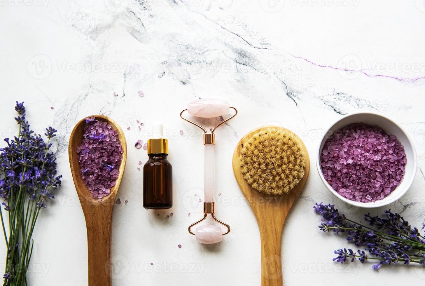 set van natuurlijke biologische spa-cosmetica met lavendel. foto