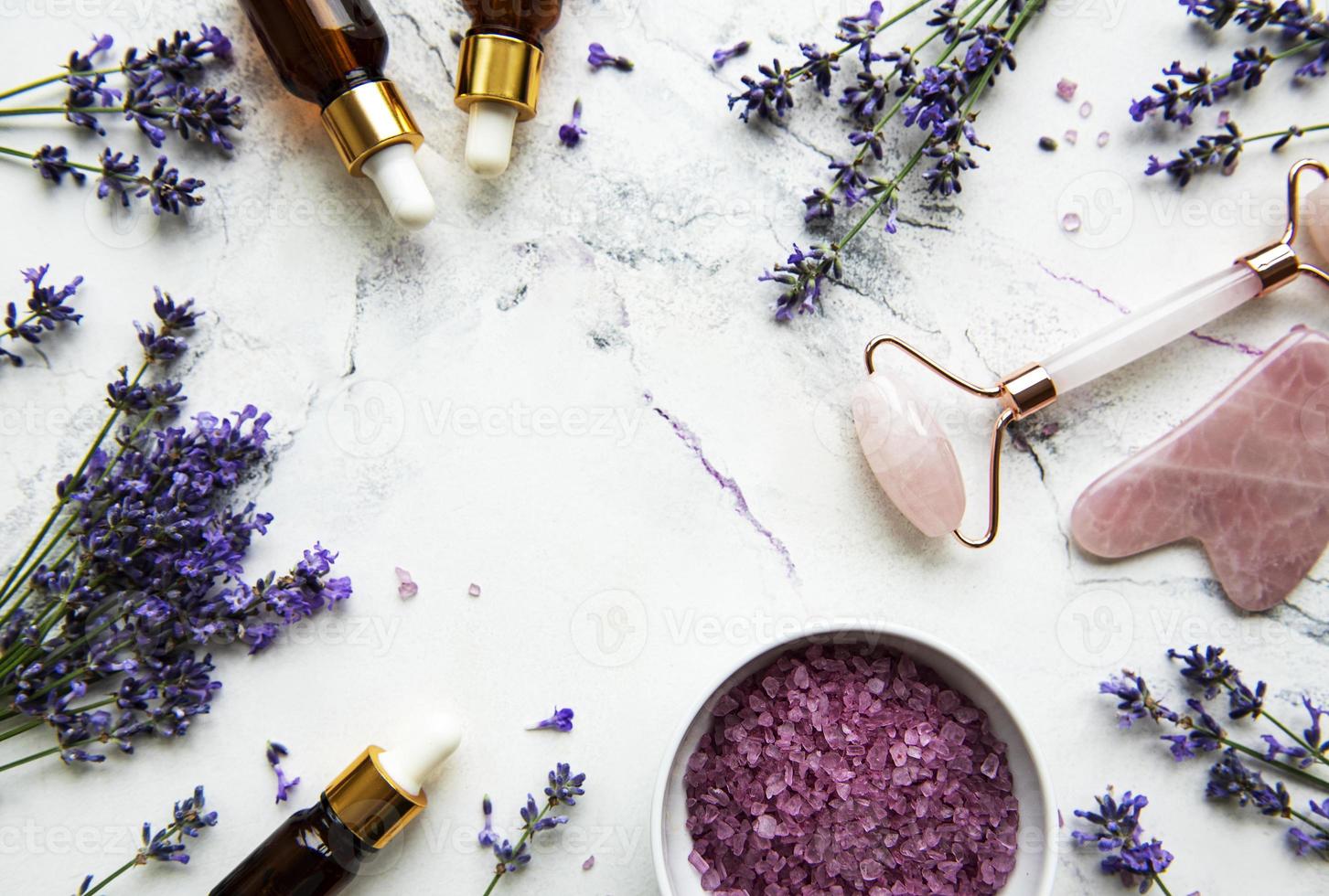 set van natuurlijke biologische spa-cosmetica met lavendel. foto