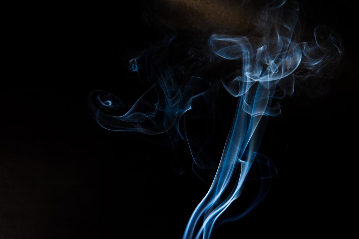 blauwe rook op zwarte achtergrond, rook abstract foto