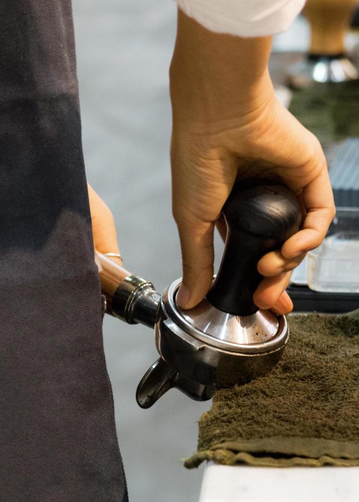 barista die in een coffeeshop werkt foto