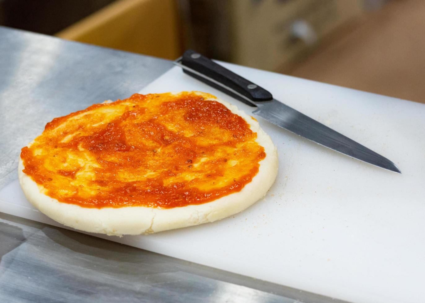 chef-kok die pizza bereidt, het proces van het maken van pizza foto