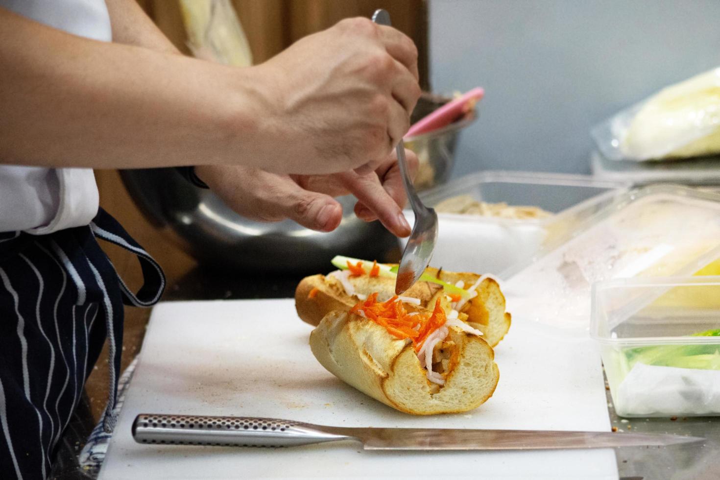 chef bereidt sandwich in de keuken foto