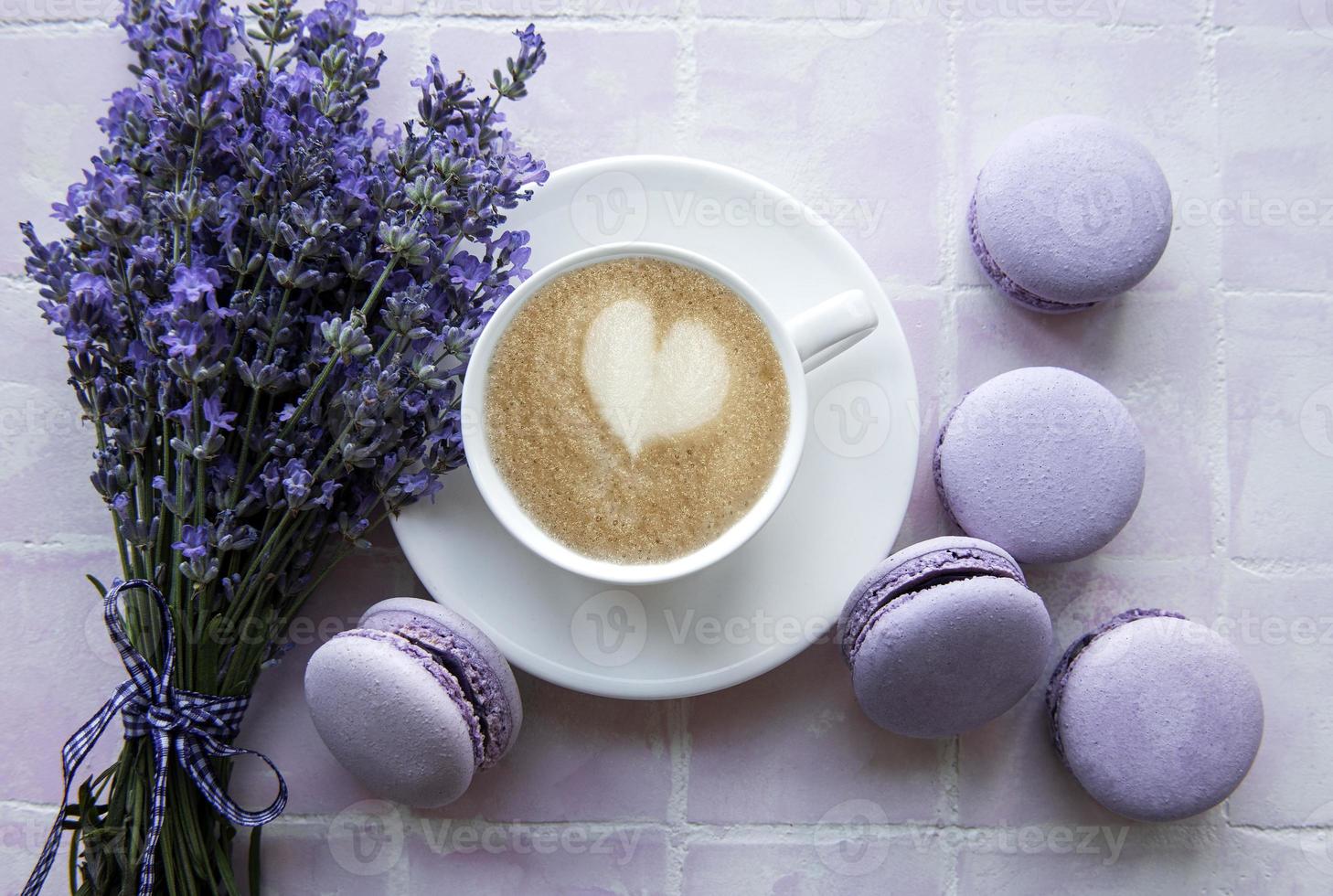 kopje koffie met macaron dessert met lavendelsmaak foto