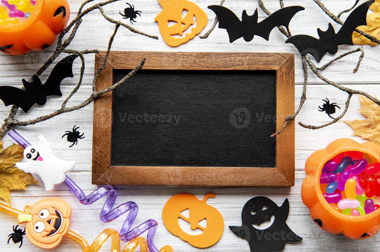 verzameling halloween-feestobjecten die een frame vormen foto