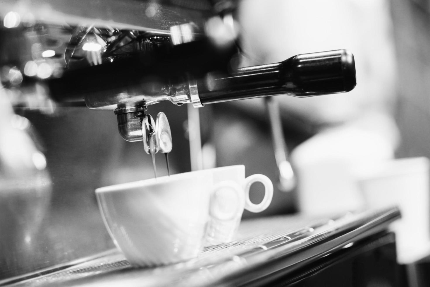 espresso shot uit koffiezetapparaat in coffeeshop foto