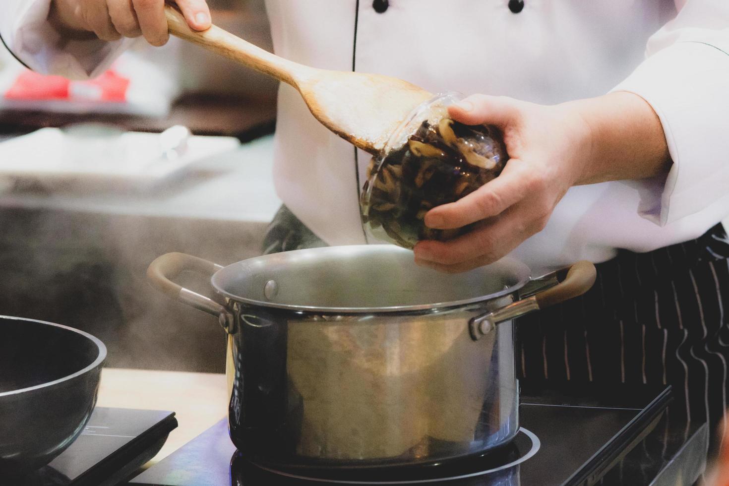 chef-kok bereidt eten, maaltijd, in de keuken, chef-kok koken foto