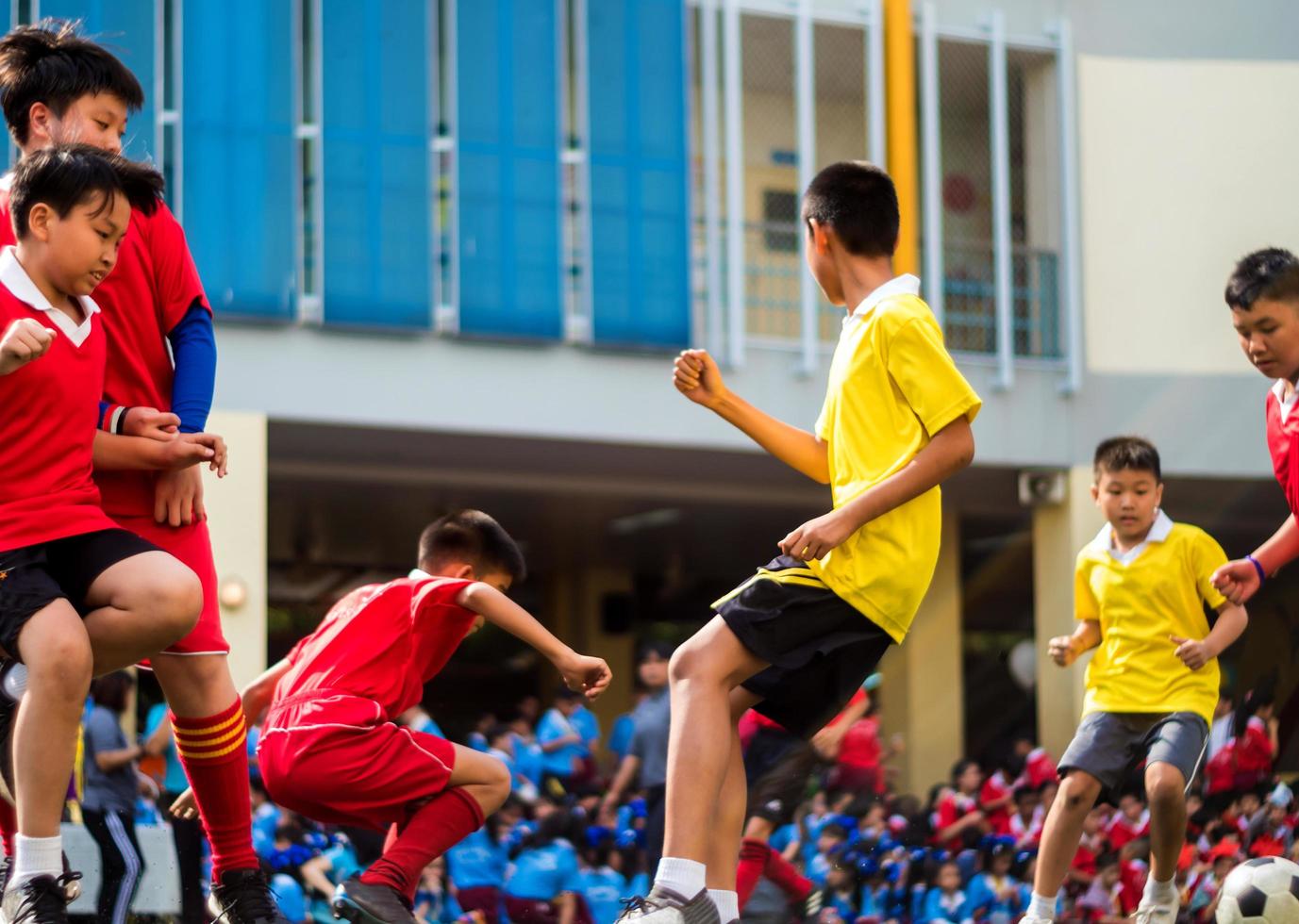 bangkok, thailand - 15 januari 2018 amateurvoetballers strijden in het voetbal tijdens de jaarlijkse sport van de school. foto