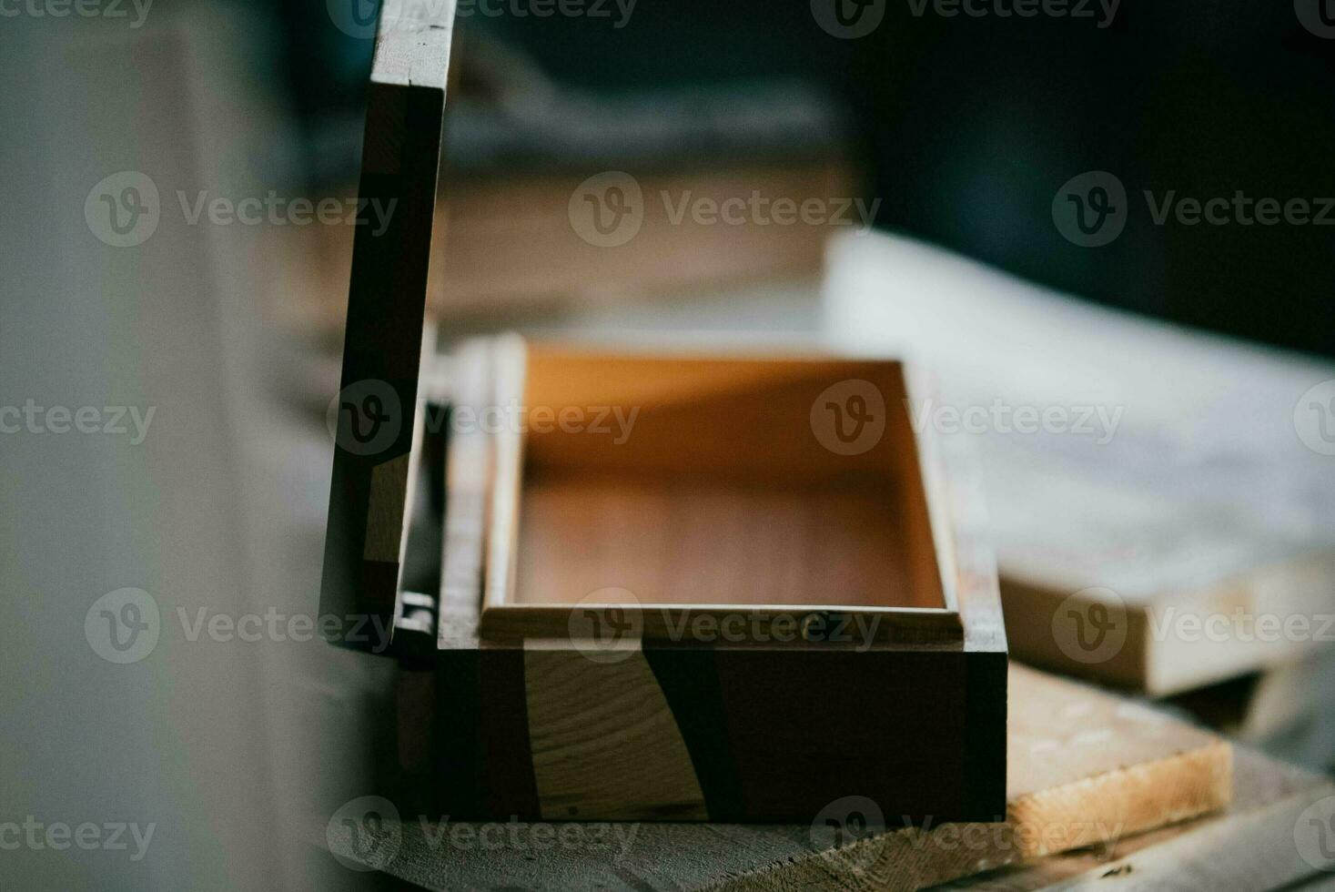 een houten doos zittend Aan top van sommige hout foto