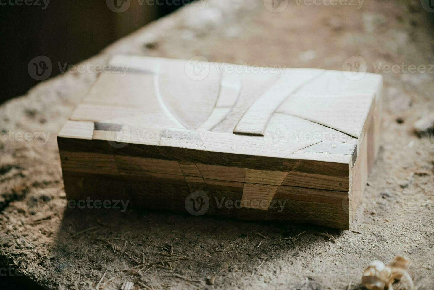 een houten doos met een ontwerp Aan het foto