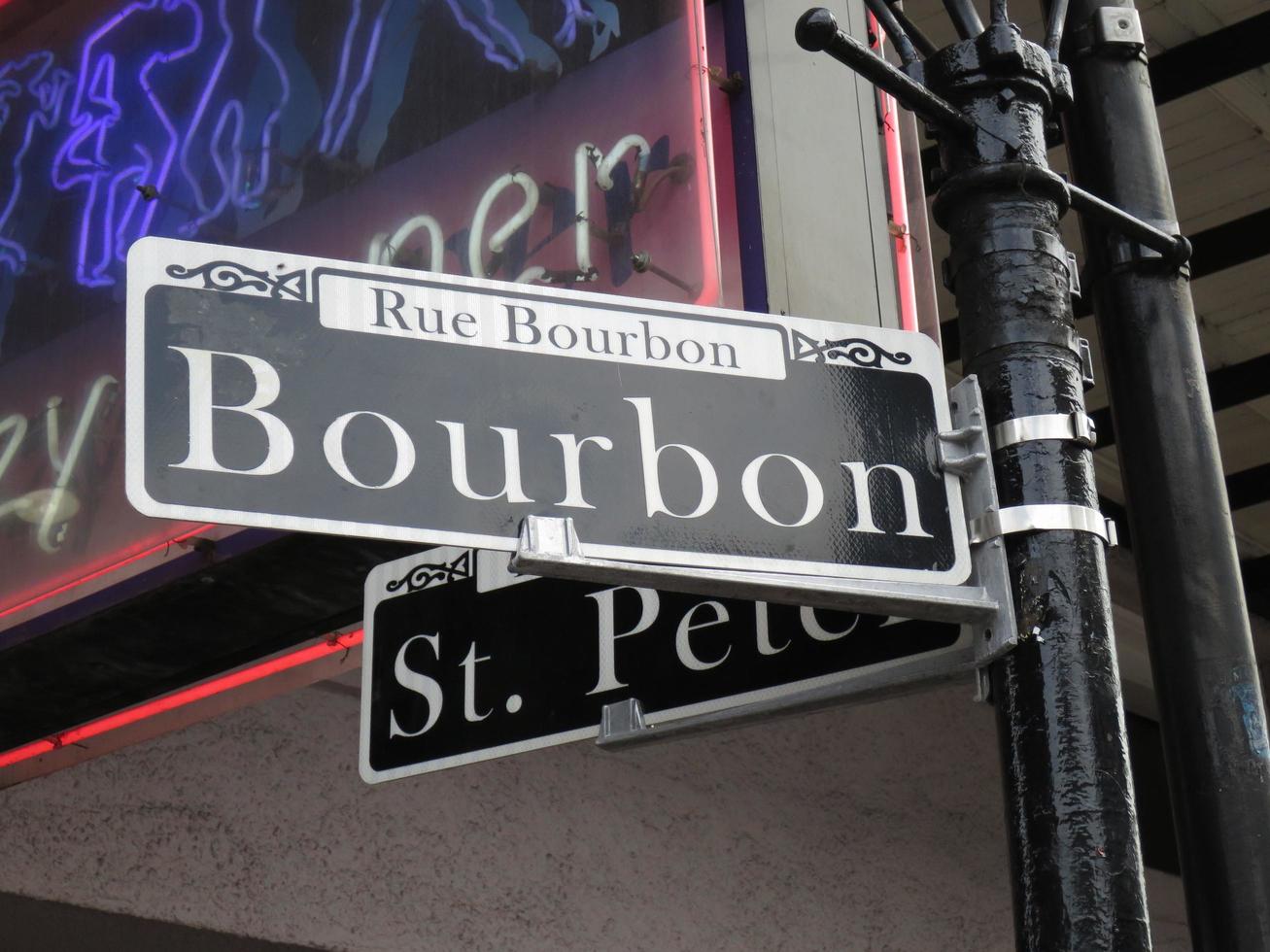 bourbon street in de franse wijk in new orleans, louisiana foto