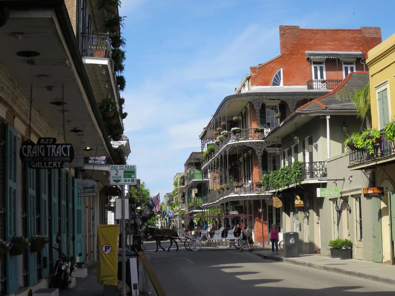 bourbon street in de franse wijk in new orleans, louisiana foto