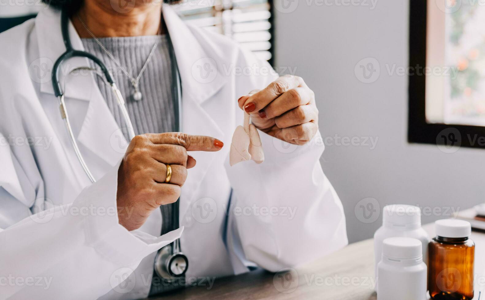 vrouw dokter Holding virtueel longen in hand. handgetekend menselijk orgaan, kopiëren ruimte Aan Rechtsaf kant, rauw foto kleuren. gezondheidszorg ziekenhuis onderhoud concept voorraad foto