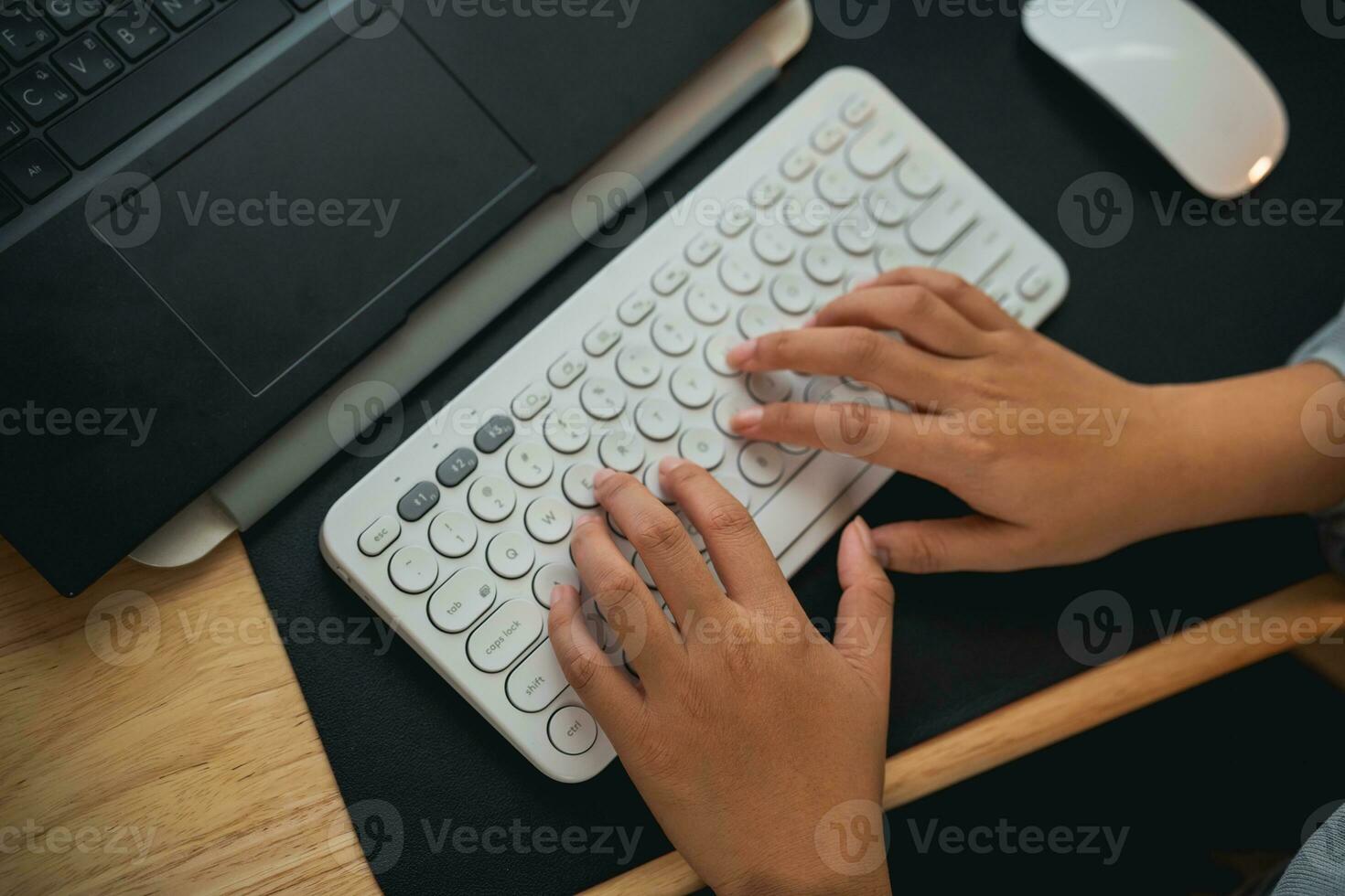 top visie. hand- van zakenvrouw typen Aan toetsenbord en werken laptop Aan houten tafel Bij huis. ondernemer vrouw werken voor haar bedrijf Bij leven kamer huis. bedrijf werk huis concept. foto