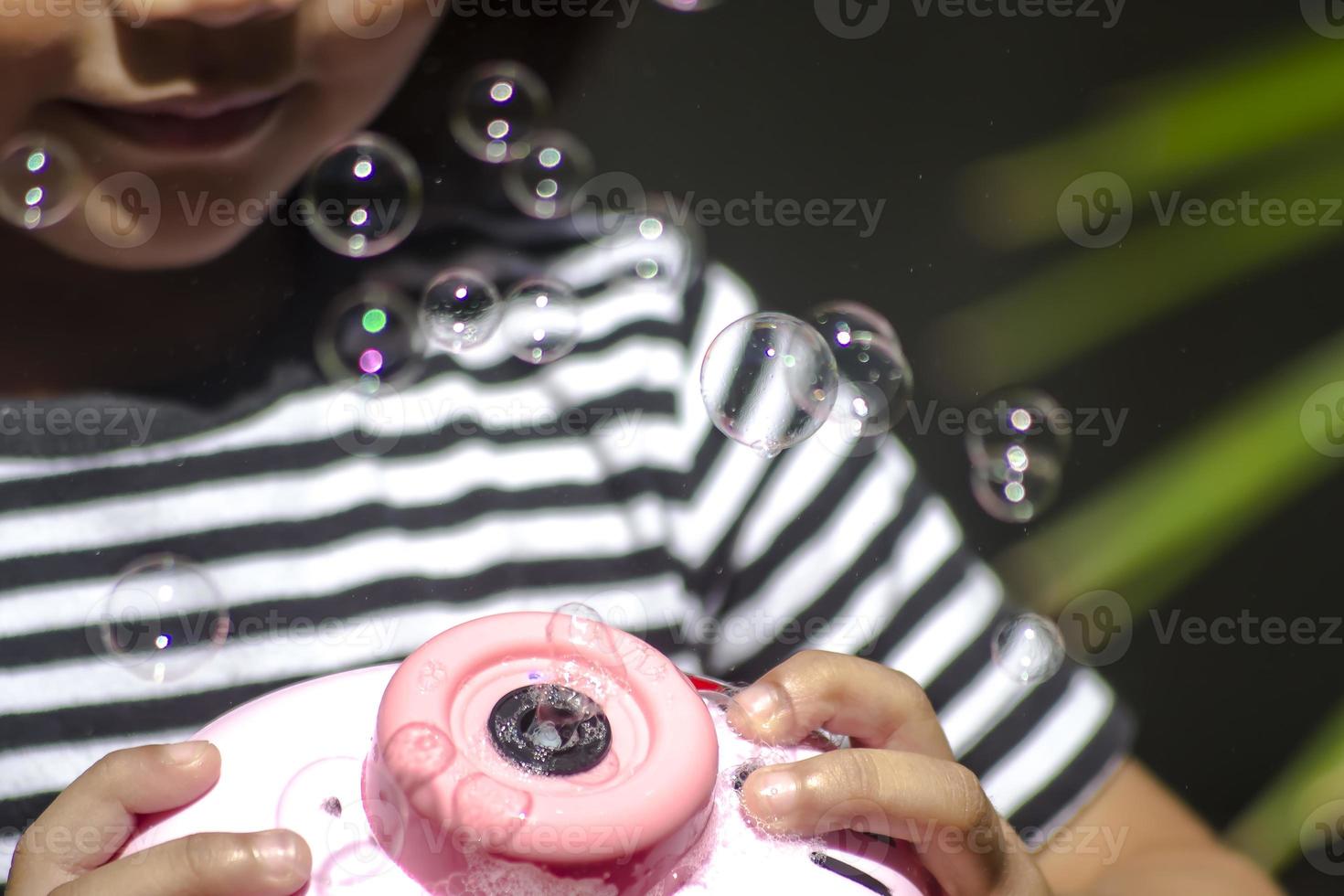 bubbelmaker speelgoed op de hand van een babymeisje foto
