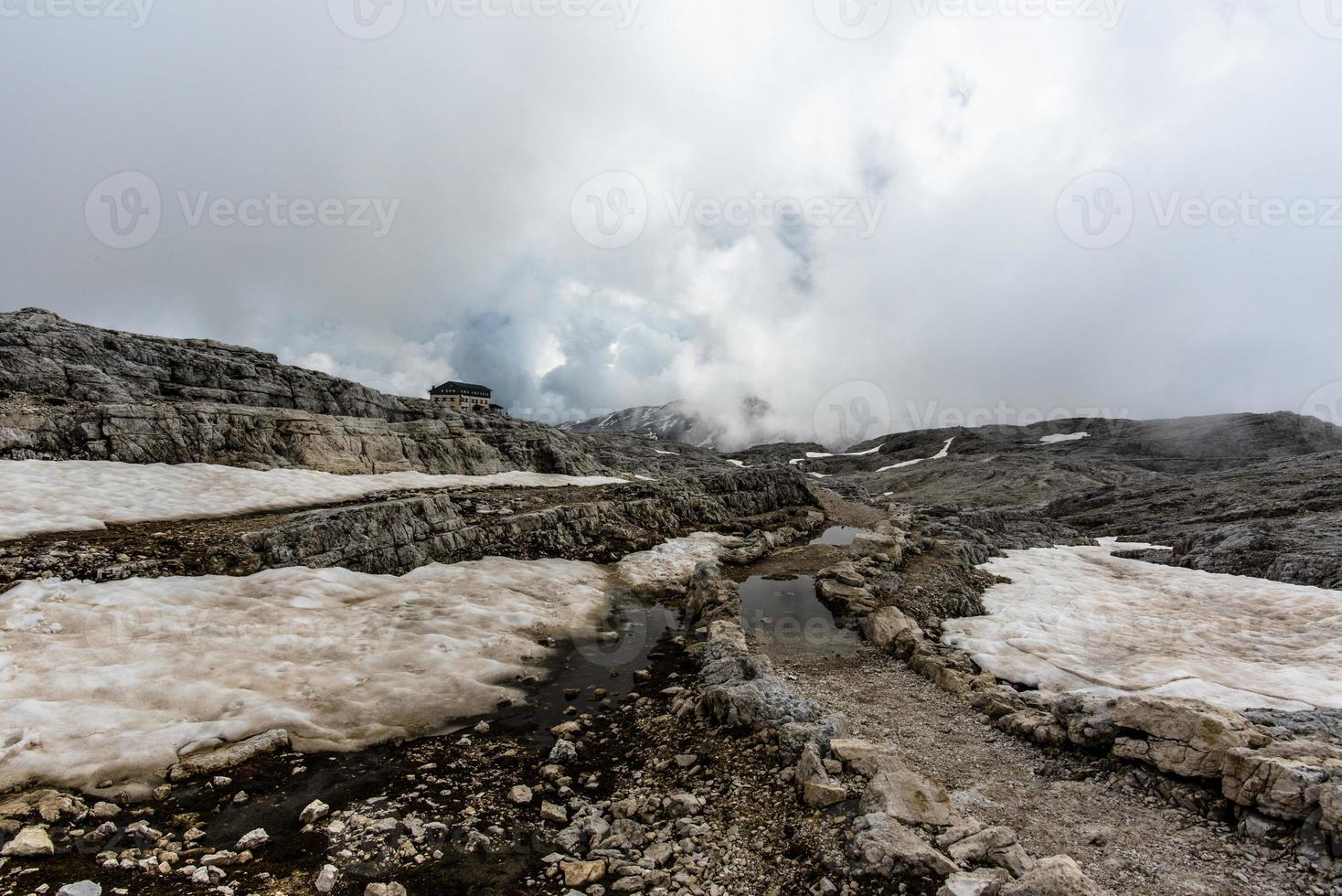 wolken omringen de prachtige dolomieten rond san martino di castrozza en passo rolle, trento, italië foto