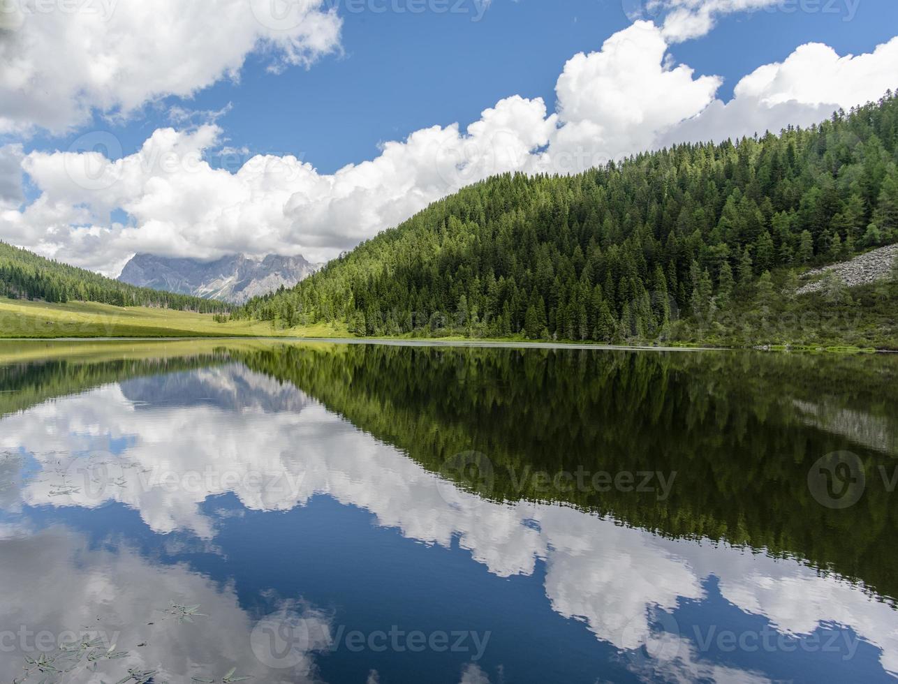 de dolomieten weerspiegeld in het meer van calaita in san martino di castrozza, trento, italië foto