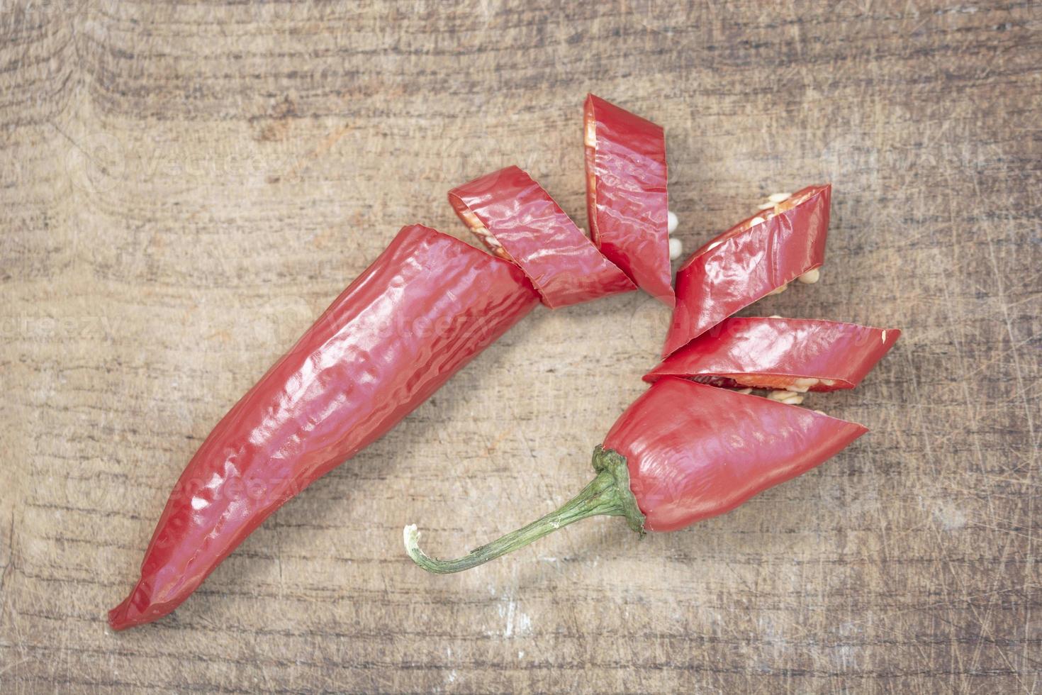 macro shot chili paprika op houten tafel foto