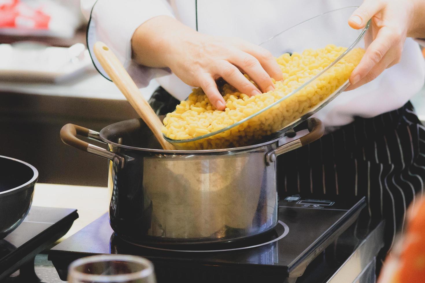 chef-kok die voedsel in de keuken bereidt, chef-kok kookt, chef-kok decoreert schotel foto