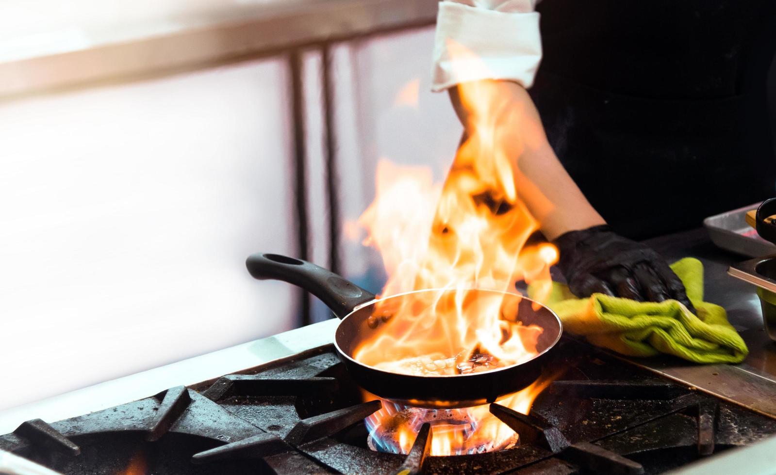 chef-kok die voedsel in de keuken kookt, chef-kok die voedsel bereidt foto