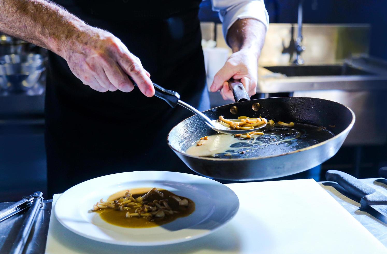 chef-kok die voedsel in de keuken bereidt, chef-kok koken, close-up foto