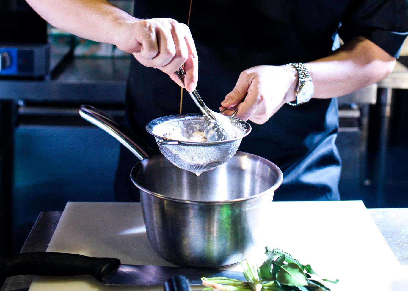 chef-kok koken, chef-kok decoreren schotel foto